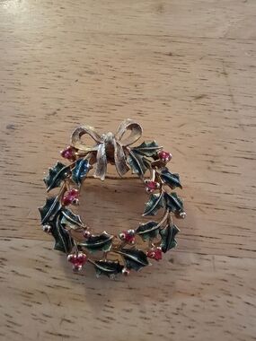 Vintage JJ Jonette Holiday Wreath Brooch Pin in Green and Red with Gold Bow